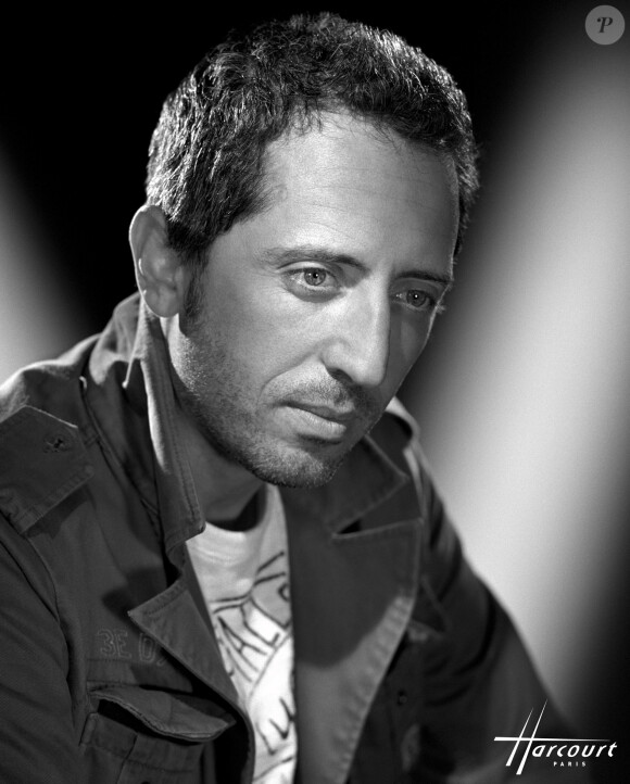 Gad Elmaleh pose pour Harcourt.