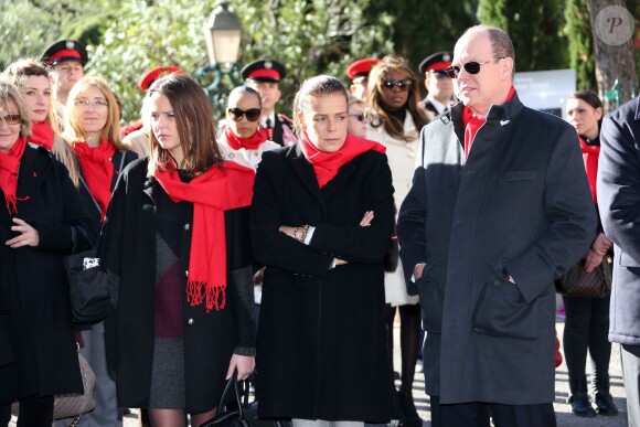 La princesse Stéphanie de Monaco, avec sa fille Pauline Ducruet et son frère le prince Albert II, prenait part le 29 novembre 2013, à deux jours de la Journée mondiale contre le sida, à une commémoration sur le parvis du Musée océanographique de Monte-Carlo. En présence de membres et d'affiliés de l'association Fight Aids Monaco présidée par la princesse, huit courtepointes ont été déployées en hommage aux malades décédés.