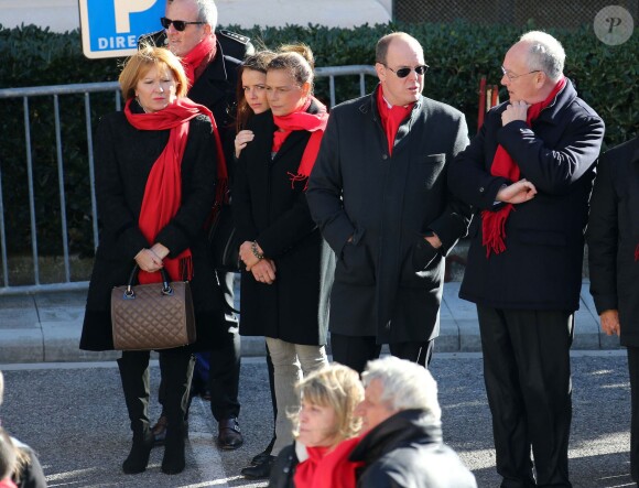 La princesse Stéphanie de Monaco, avec sa fille Pauline Ducruet et son frère le prince Albert II, prenait part le 29 novembre 2013, à deux jours de la Journée mondiale contre le sida, à une commémoration sur le parvis du Musée océanographique de Monte-Carlo. En présence de membres et d'affiliés de l'association Fight Aids Monaco présidée par la princesse, huit courtepointes ont été déployées en hommage aux malades décédés.