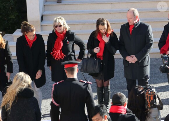 La princesse Stéphanie de Monaco, avec sa fille Pauline Ducruet et son frère le prince Albert II, prenait part le 29 novembre 2013, à deux jours de la Journée mondiale contre le sida, à une commémoration sur le parvis du Musée océanographique de Monte-Carlo. En présence de membres et d'affiliés de l'association Fight Aids Monaco présidée par la princesse, huit courtepointes ont été déployées en hommage aux malades décédés.
