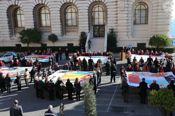 La princesse Stéphanie de Monaco, avec sa fille Pauline Ducruet et son frère le prince Albert II, prenait part le 29 novembre 2013, à deux jours de la Journée mondiale contre le sida, à une commémoration sur le parvis du Musée océanographique de Monte-Carlo. En présence de membres et d'affiliés de l'association Fight Aids Monaco présidée par la princesse, huit courtepointes ont été déployées en hommage aux malades décédés.
