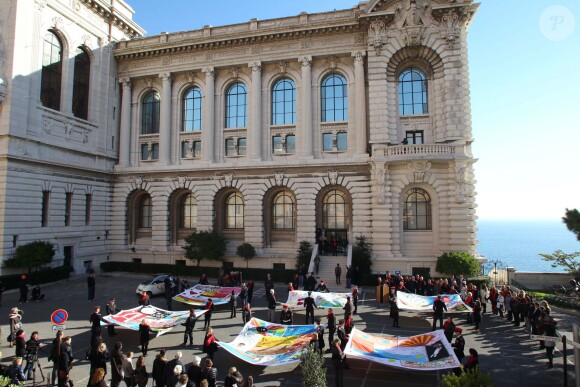 La princesse Stéphanie de Monaco, avec sa fille Pauline Ducruet et son frère le prince Albert II, prenait part le 29 novembre 2013, à deux jours de la Journée mondiale contre le sida, à une commémoration sur le parvis du Musée océanographique de Monte-Carlo. En présence de membres et d'affiliés de l'association Fight Aids Monaco présidée par la princesse, huit courtepointes ont été déployées en hommage aux malades décédés.