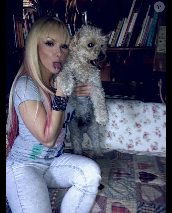 Florine et son chien Shakespeare. La blonde et Sonja de Secret Story 7 se font la guerre sur Twitter. Septembre 2013.