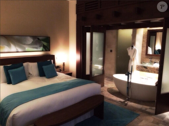 Amélie Neten (Secret Story) en vacances à Dubai, nous montre sa chambre le 26 novembre 2013.