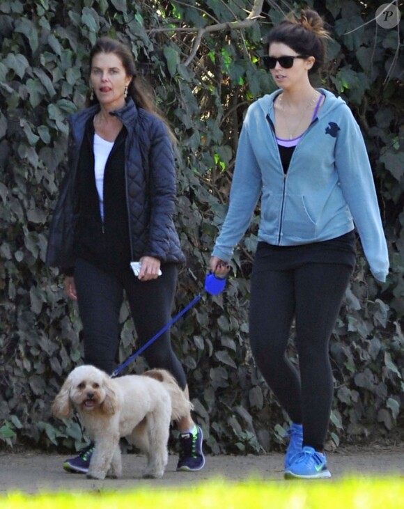 Maria Shriver et sa fille se promenant à Brentwood le jeudi 28 novembre 2013.