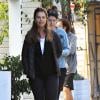 Maria Shriver et sa fille Katherine se promenant à Brentwood le 28 novembre 2013.