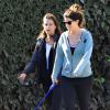 Maria Shriver et sa fille se promenant à Brentwood le 28 novembre 2013.