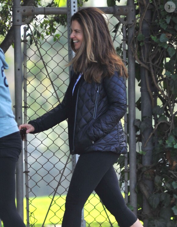 Maria Shriver, tout sourire, et sa fille se promenant à Brentwood le 28 novembre 2013.