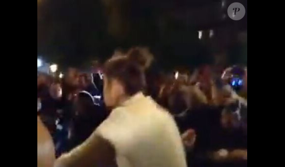 La diva Céline Dion, retenue dans sa voiture face à la foule, après son concert à Bercy, le 30 novembre 2013.