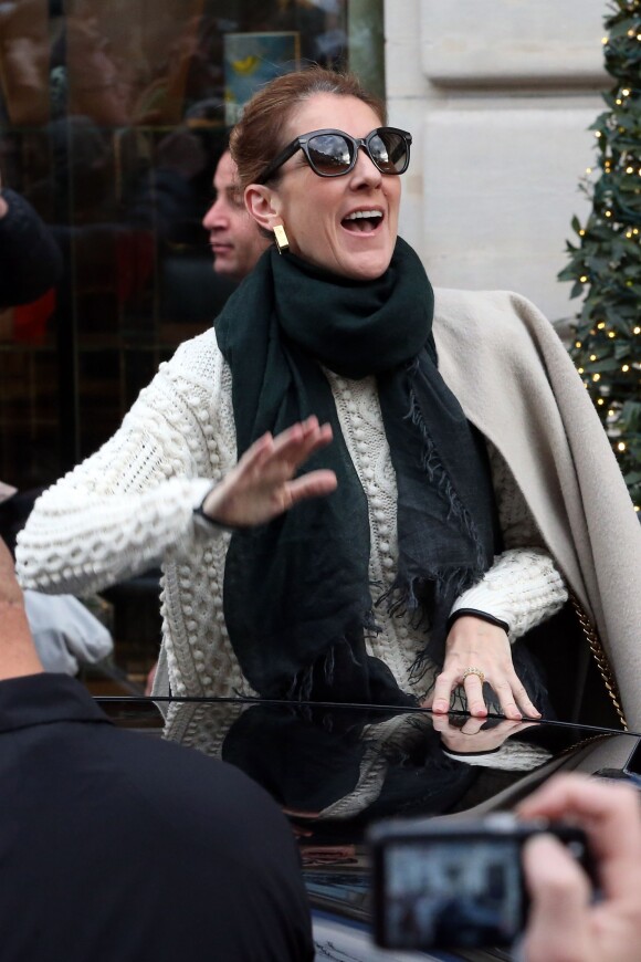 Céline Dion à la sortie de son hôtel, avant de se rendre à Bercy pour son concert, le 1er décembre 2013.