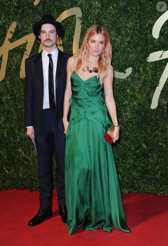 Sienna Miller et son fiancé Tom Sturridge arrivent à la soirée des British Fashion Awards à Londres le 2 décembre 2013