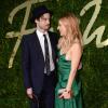 Sienna Miller et Tom Sturridge arrivent à la soirée des British Fashion Awards à Londres le 2 décembre 2013