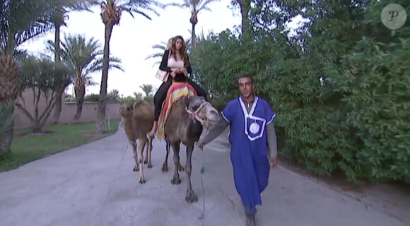 Nabilla fait la connaissance de dromadaires sur le tournage au Maroc de sa télé-réalité Allô Nabilla.