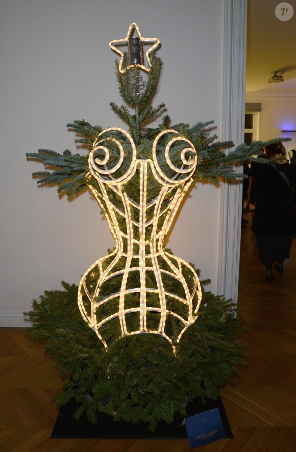 Le Sapin de Jean-Paul Gaultier lors de la 18e édition de l'opération Sapins de Noël des Créateurs à l'hôtel Salomon de Rothschild à Paris, le 3 décembre 2013.