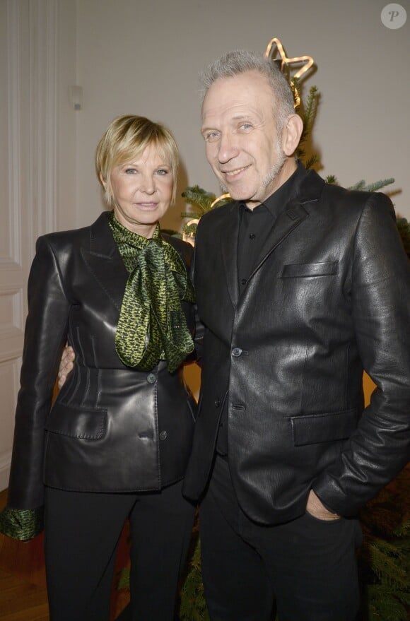 La journaliste de mode Marie-Christiane Marek et Jean-Paul Gaultier lors de la 18e édition de l'opération Sapins de Noël des Créateurs à l'hôtel Salomon de Rothschild à Paris, le 3 décembre 2013.