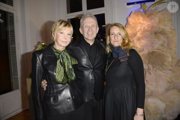 Marie-Christiane Marek, Jean-Paul Gaultier et Stanislassia Klein (créatrice de Stella Cadente) lors de la 18e édition de l'opération Sapins de Noël des Créateurs à l'hôtel Salomon de Rothschild à Paris, le 3 décembre 2013.