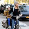 Keri Russell et son fils en vélo dans les rues de New York, le 28 octobre 2013. 