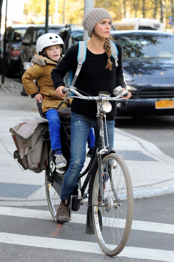 Keri Russell et son fils en vélo dans les rues de New York, le 28 octobre 2013. 