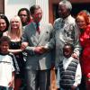 Nelson Mandela reçoit la visite du prince Charles et des Spice Girls Emma, Victoria, Mel C, Mel B et Geri, à Pretoria le 1er novembre 1997