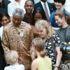 Nelson Mandela avec Mia Farrow en 1998 à Cape Town