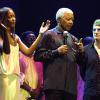 Nelson Mandela entouré de Naomi Campbell et Bono de U2 lors du concert Frock and Roll à Barcelone en 2001