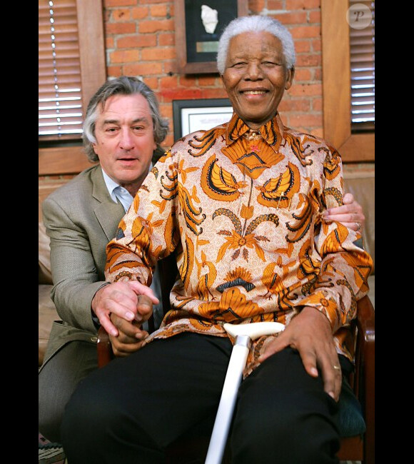 Nelson Mandela posant avec Robert de Niro à New York en 2005