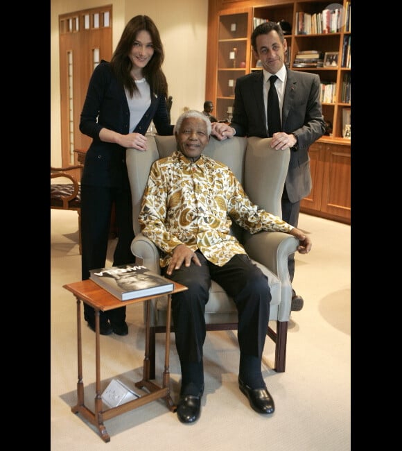 Nelson Mandela entouré de Carla et Nicolas Sarkozy en 2008 à Johannesburg