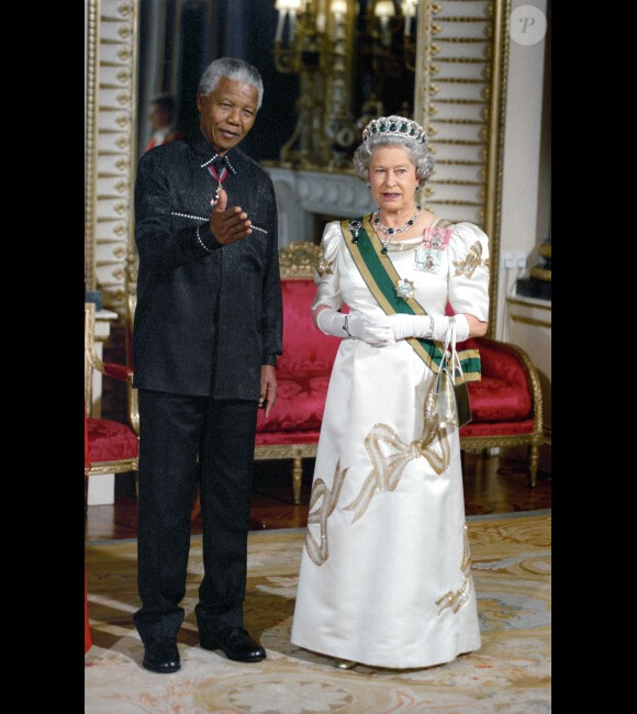 Nelson Mandela posant avec la reine Elizabeth II en 1996 à Londres