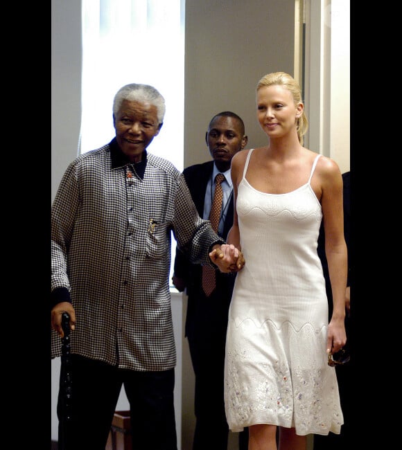 Nelson Mandela et Chalize Theron en 2004 à Johannesburg