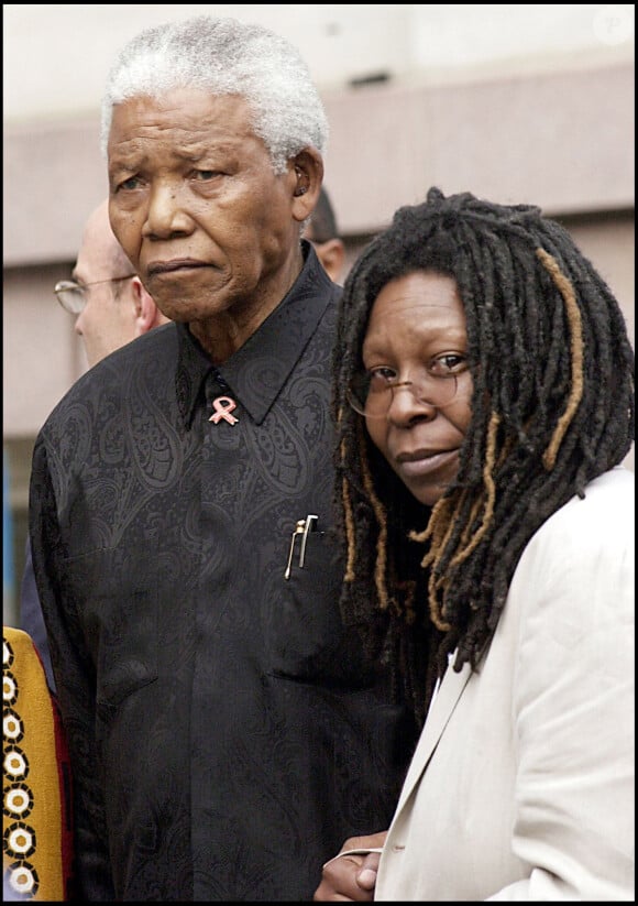 Nelson Mandela et Woopi Goldberg à Tribeca en 2002 à New York