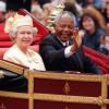 Nelson Mandela et la reine Elizabeth II à Londres en 1996