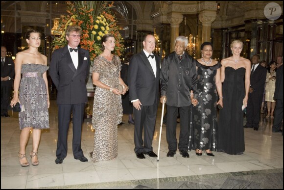 Nelson Mandela reçu par la famille princière monégasque : Charlotte Casiraghi, Ernst August de Hanovre, la princesse Caroline de Hanovre, le prince Albert II de Monaco, Nelson Mandela, sa femme Graca Machel, la princesse Charlene de Monaco lors de la soirée "United for a Better World" a Monaco, le 2 septembre 2007.