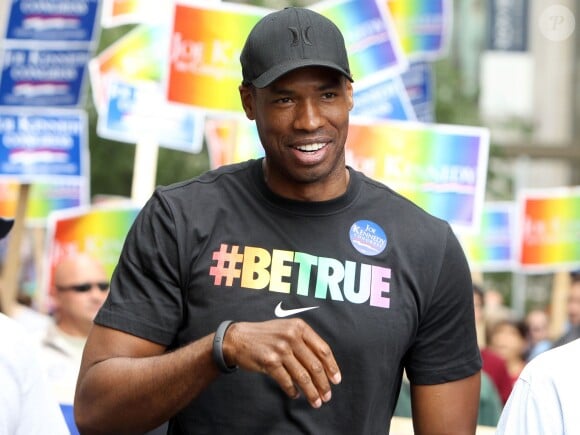 Jason Collins, le premier athlète gay reconnu lors de la gay pride de Boston, le 8 juin 2013.