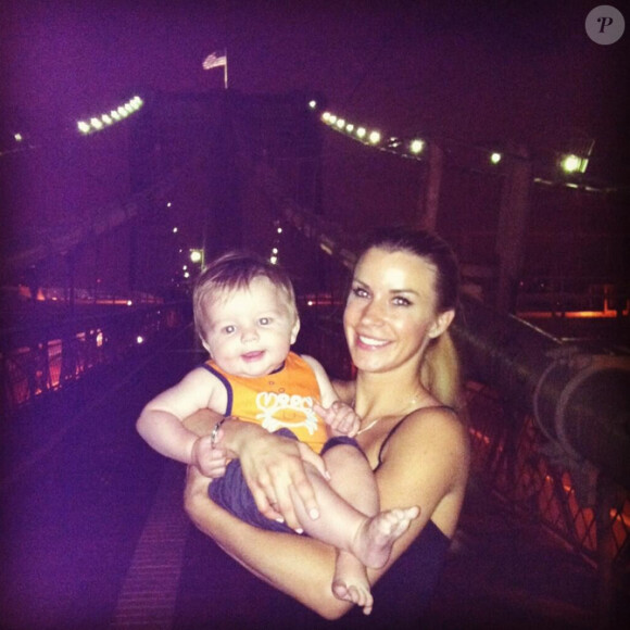 Sara McKenna et son petit Sam à New York sur le Brooklyn Bridge