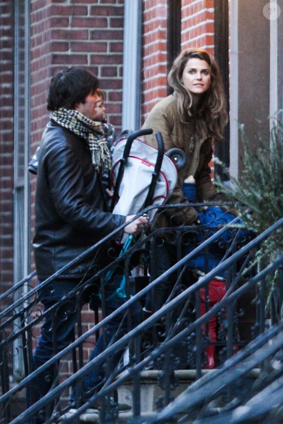 L'actrice Keri Russell et son mari Shane Deary, séparés mais en bons termes, de retour au domicile de l'actrice avec leur fille Willa à Brooklyn. New York, le 7 décembre 2013.