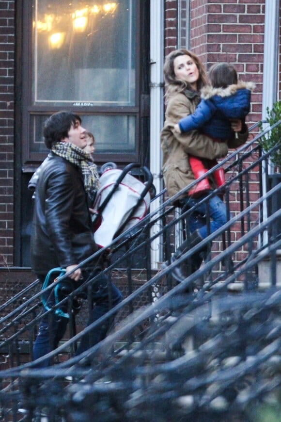 Keri Russell et son mari Shane Deary, séparés mais en bons termes, de retour au domicile de l'actrice avec leur fille Willa. New York, le 7 décembre 2013.