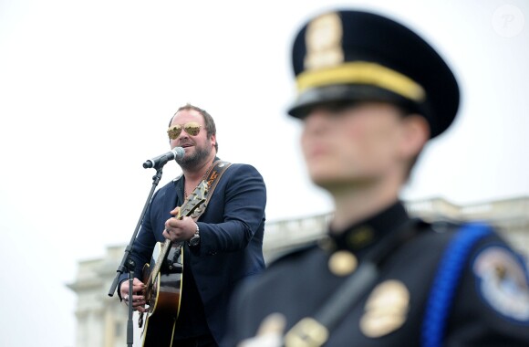Lee Brice chantant lors de la 32e commémoration annuelle des agents de la paix au Capitole à Washington le 15 mai 2013