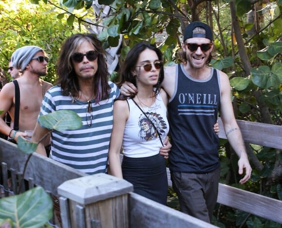 Steven Tyler et ses filles Mia, Liv et Chelsea se promènent à Miami, le 8 décembre 2013.