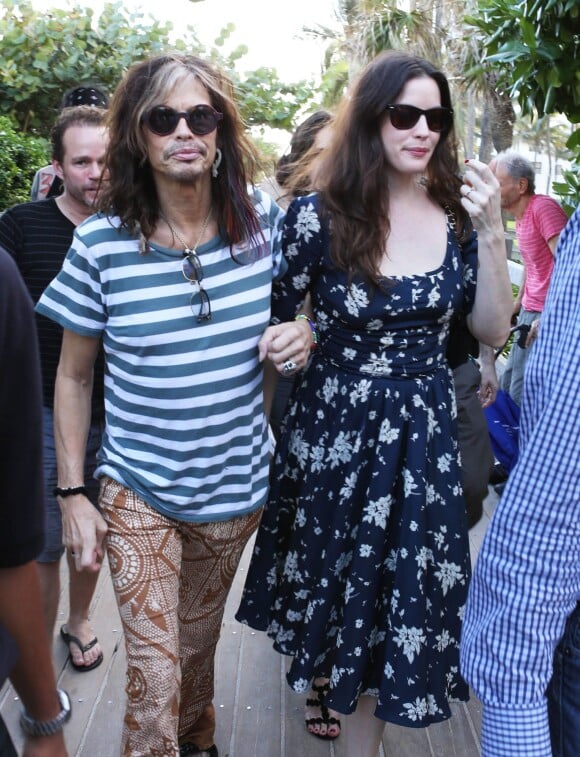 Steven Tyler et ses filles Mia, Liv et Chelsea et leurs amis se promènent à Miami, le 8 décembre 2013.