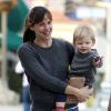 Jennifer Garner et son fils Samuel font du shopping dans une boutique du quartier de Pacific Palisades. Los Angeles, le 8 décembre 2013.