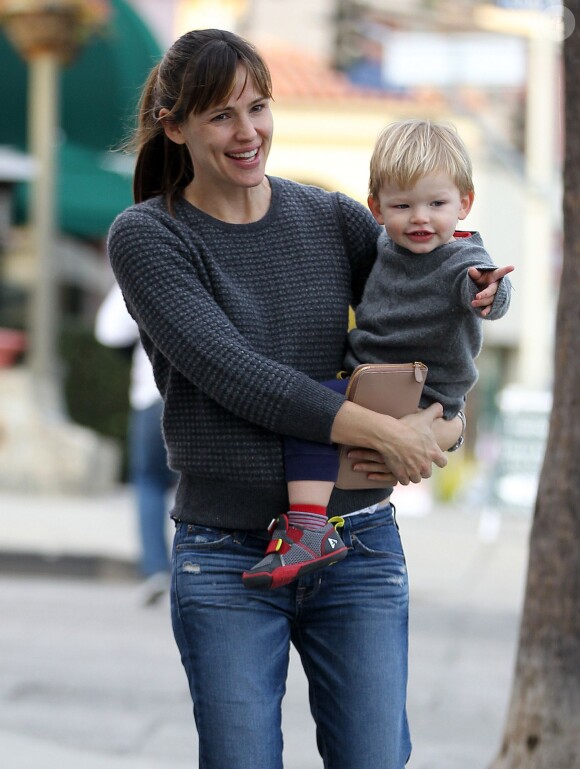 Jennifer Garner et son fils Samuel font du shopping dans une boutique du quartier de Pacific Palisades. Los Angeles, le 8 décembre 2013.