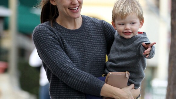 Jennifer Garner : Shopping avec son adorable Samuel et pique-nique en famille