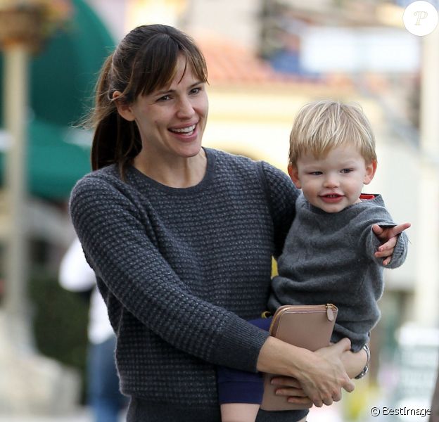 Jennifer Garner et son fils Samuel font du shopping dans une boutique du quartier de Pacific Palisades. Los Angeles, le 8 décembre 2013.