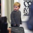 Samuel, bientôt 2 ans (le 27 février), accompagne sa mère Jennifer Garner dans une boutique de vêtements de Pacific Palisades. Los Angeles, le 8 décembre 2013.