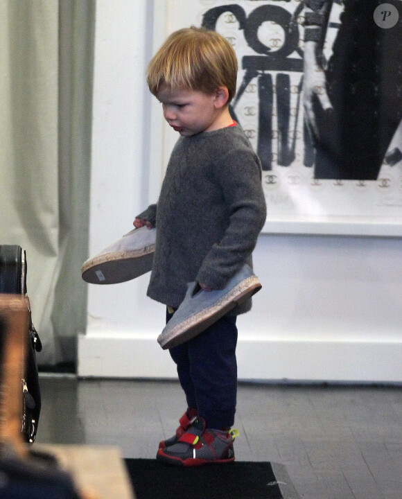 Samuel, bientôt 2 ans (le 27 février), accompagne sa mère Jennifer Garner dans une boutique de vêtements de Pacific Palisades. Los Angeles, le 8 décembre 2013.