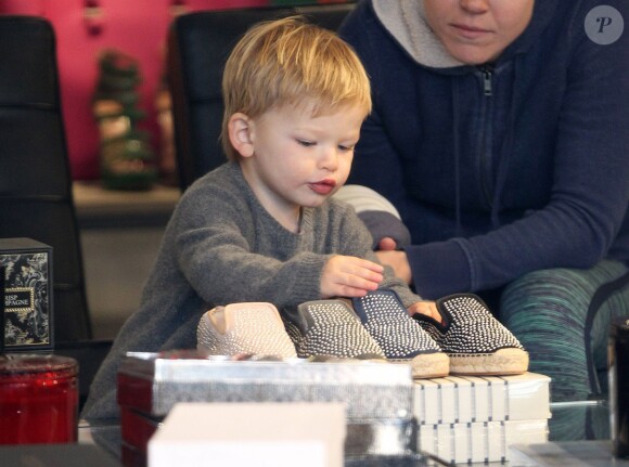 Samuel, fils de Jennifer Garner et Ben Affleck, intéressé par des espadrilles dans une boutique de vêtements de Pacific Palisades. Los Angeles, le 8 décembre 2013.