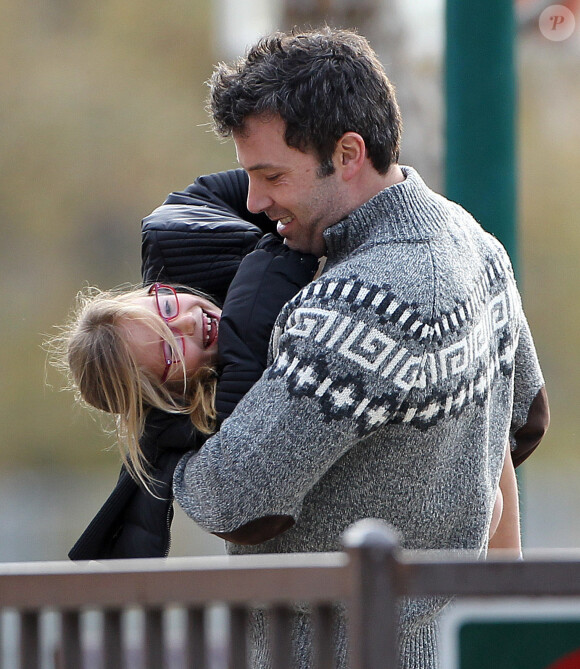 Ben Affleck et sa fille aînée Violet, 8 ans, assistent à un pique-nique dans un parc de Los Angeles. Le 8 décembre 2013.