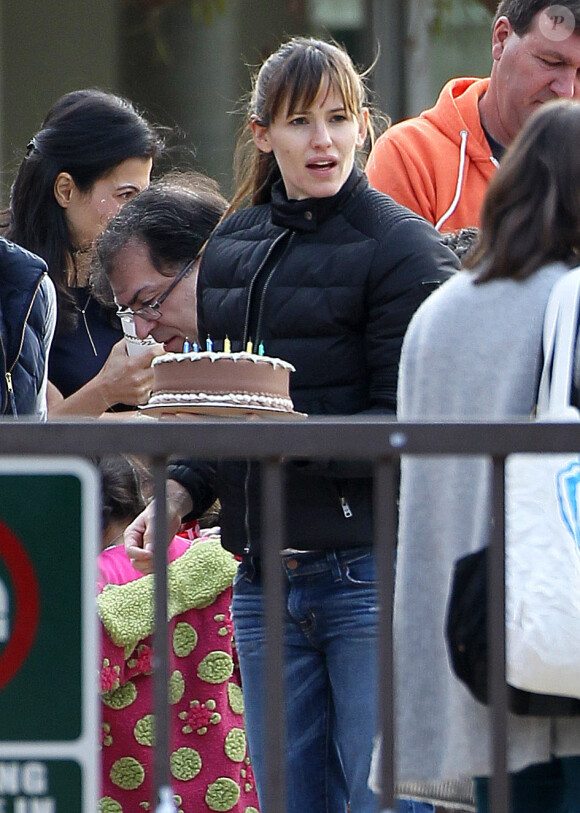 Jennifer Garner et son mari Ben Affleck emmènent leurs enfants Violet, Seraphina et Samuel au parc avant d'aller faire du shopping a Pacific Palisades, le 8 décembre 2013.