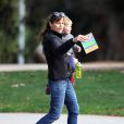 Jennifer Garner et son fils Samuel, dans un parc de Los Angeles, le 8 décembre 2013.