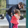 Jennifer Garner et sa fille Seraphina (4 ans), s'amusent dans le bac à sable d'un parc. Los Angeles, le 8 décembre 2013.